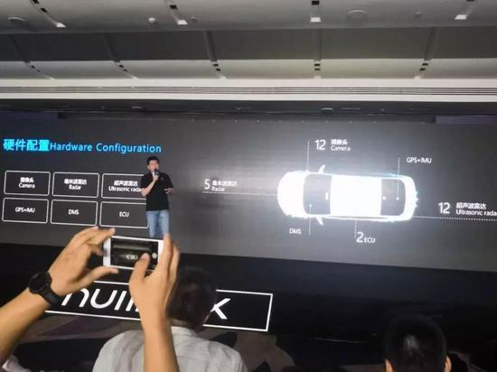 图中为纽劢科技 CEO 徐雷讲解这套前装自动驾驶方案的硬件配置