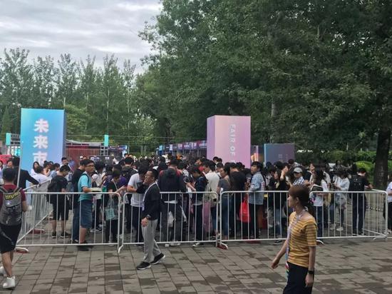 粉丝们为了刘慈欣的签售早早排起了长队,人群中大部分是年轻人。摄影:李佳