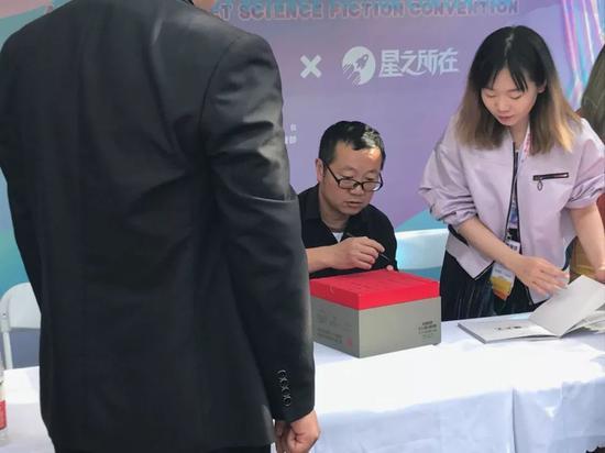 刘慈欣在签售现场,签名最多的作品还是《三体》。摄影:李佳