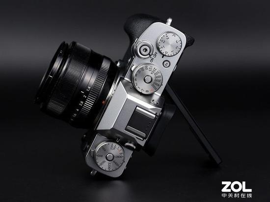 富士X-T3缩小了曝光补偿旋钮,减小误触几率