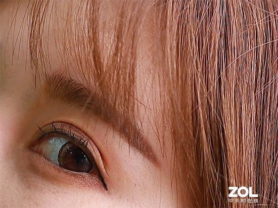 可以看到即使在光圈全开时,这支镜头依旧有着惊人的解析力