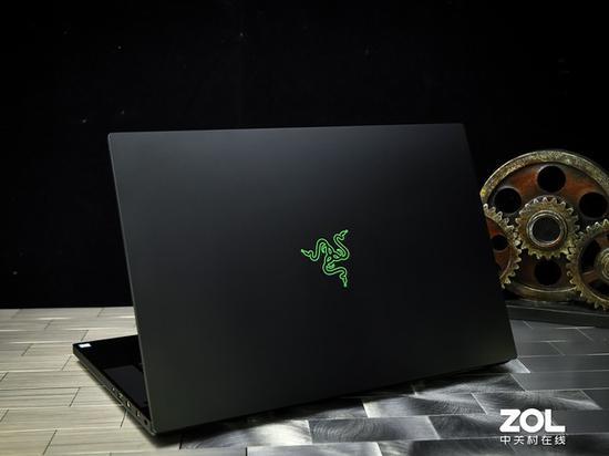 标志性的LOGO与深沉的黑色A面