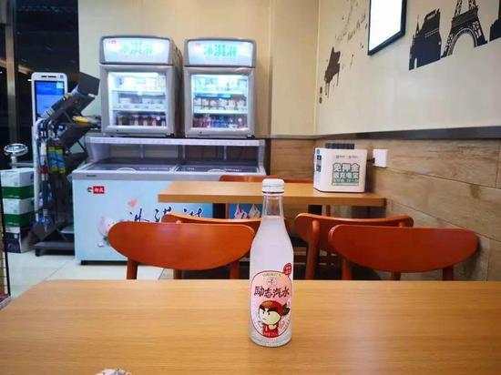 邻几便利店的休闲区