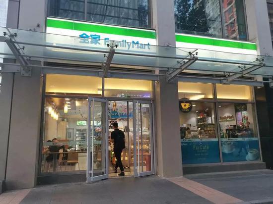 傍晚的北京全家便利店