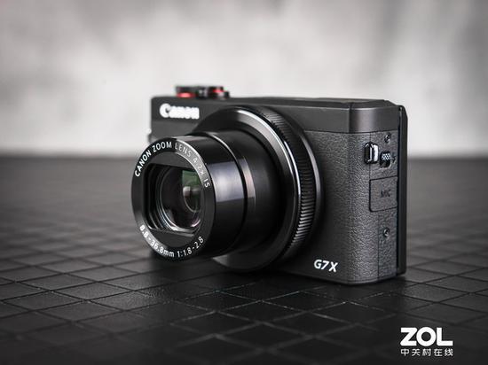 整体造型方面,G7 X Mark III延续了该系列的经典设计