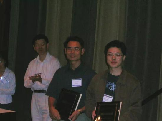 2005 年杨强(右二) KDD Cup 夺冠照片,右一为沈抖