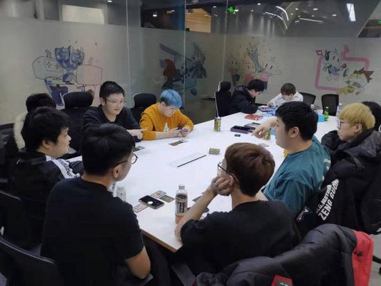 选手休闲时间玩三国杀,图片来源:BLG