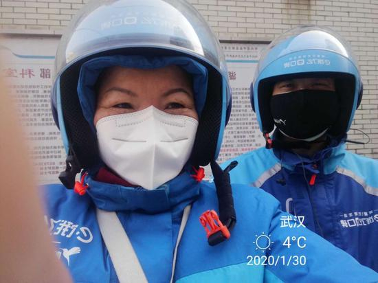 侯鲜梅和她的同事。采访对象供图
