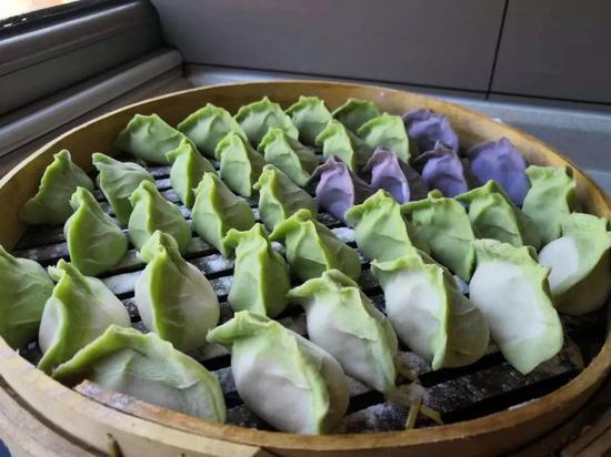室友妈妈做的五色饺子 来源 / 受访者供图