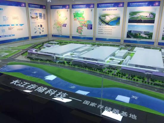 长江存储第一个生产基地在武汉的12寸晶圆厂,单月产能30万片,全面投入3D NAND芯片生产。图/紫光集团