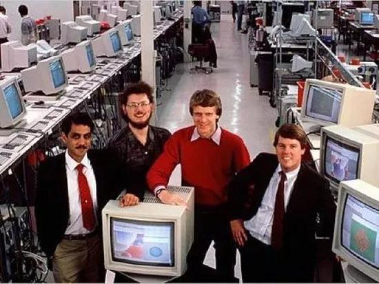 创始人(从左至右)Vinod Khosla、Bill Joey、Andy Bechtolsheim、Scot McNealy
