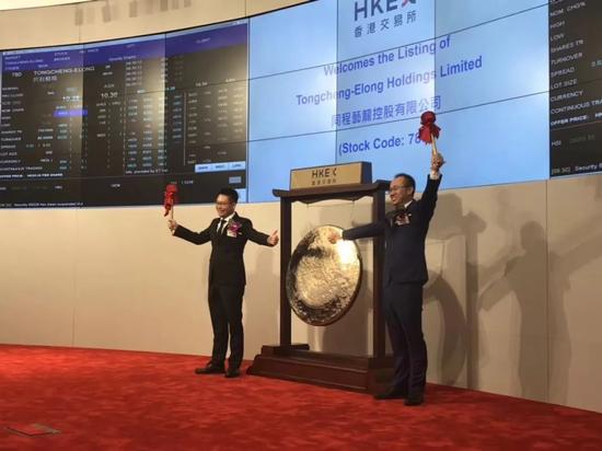 △ 2018年同程艺龙赴港上市,吴志祥在港交所敲锣。图源创客公社
