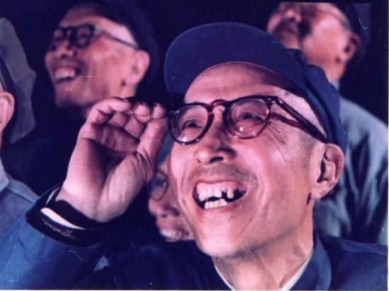 群众争相观看“东方红一号”卫星。