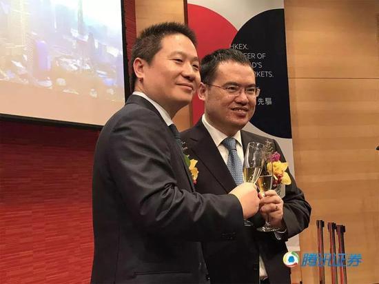 图:吴文辉在香港交易所庆祝上市