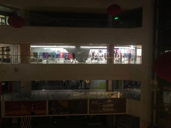 (晚上8点半的四季青服装市场)