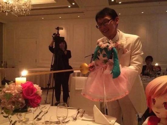 近藤和“老婆”一起点蜡烛
