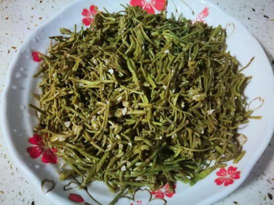 如今,在产菱之地人们沿袭旧俗,将菱掐去叶片与气囊作为蔬菜。清炒菱科脆嫩爽口,也不失为一道具有水乡特色的菜肴。图片:江南蝶衣
