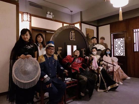 玩家在进行实景剧本杀游戏(图片来源:受访者提供)