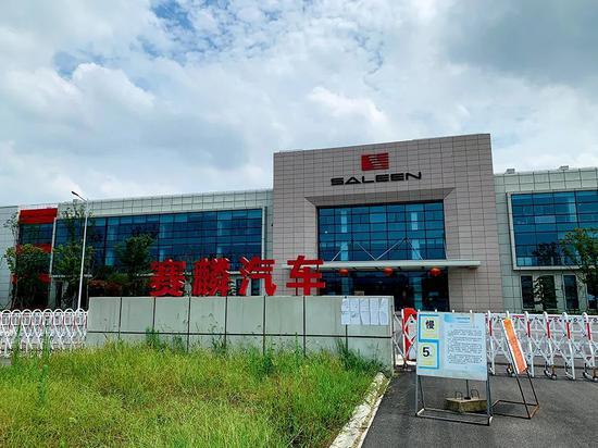 赛麟汽车工厂如今人去楼空,厂区保安拒绝外人进入。摄影/本刊记者 胥大伟