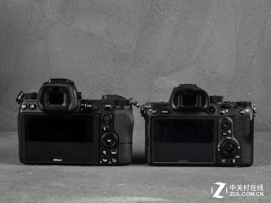 尼康Z7(左)与索尼A7RIII(右)机背对比