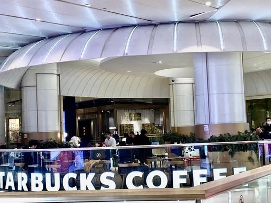 2月16日下午,国贸商城的星巴克门店。图/财经天下周刊