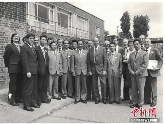 1981年刘永坦访问英国;哈工大供图