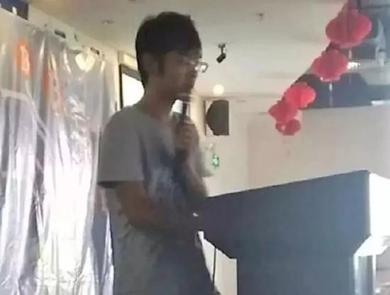 △ 这张模糊的照片,成为了烤猫少数留存于网络的印记之一