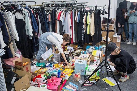 直播团队在整理核对产品。图片来源:视觉中国