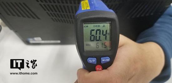 机身最热的地方位于笔记本背后,达到60.4摄氏度。