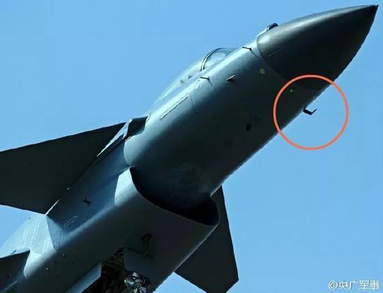 歼-10B的L型空速管(图片来源:央广军事微博)