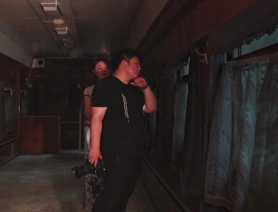 引导模特摆姿