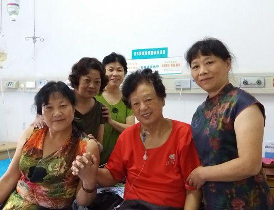 一次聚会时,网友到医院看望“傲雪寒梅”(右二)。探望后不久,她就去世了。受访者供图