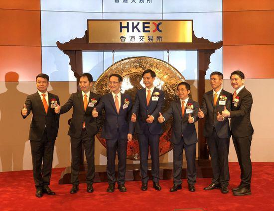 图:雷军(中)、林斌(左三)和黄江吉(右一)