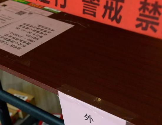 出于防控需要,很多人的个人信息被“暴露”在APP、小程序或是登记单、记录本当中,哪些是合理采集,哪些又属于过度采集,如果个人信息泄露了怎么办?目前依然有待商榷(图片来自网络)