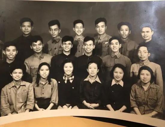 1953年12月,曾毅、李泽琳与其他前往海口创办海南医专的同事合影(曾毅为二排左四,李泽琳前排左三)