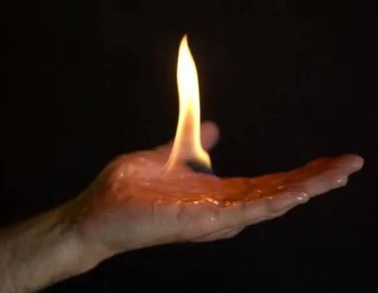 在防火凝胶的保护下,可以拍摄出这样“手托火焰”的效果 | Pchemstud/Wikipedia