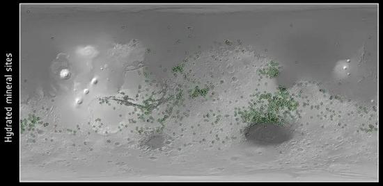OMEGA探测到的火星水合矿物分布。© ESA/CNES/CNRS/IAS/Université Paris-Sud, Orsay; NASA/JPL/JHUAPL; 底图:NASA MOLA
