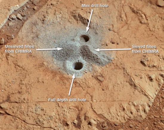 好奇号钻孔,直径约1.6厘米,下面那个深6.4厘米。来源:NASA/JPL-Caltech