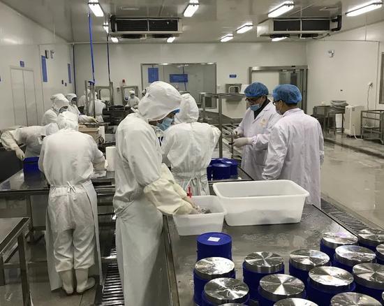 鱼子酱加工。采访对象供图