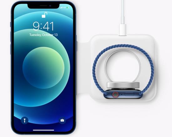 iPhone与Apple Watch同时用MagSafe充电 来源 / 苹果发布会截图
