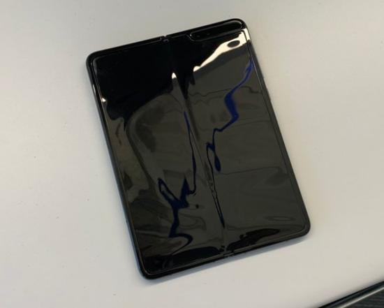 最终,马克手中这台Galaxy Fold的整块屏幕失灵。