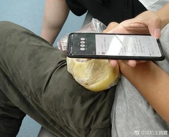疑似vivo X23真机曝光(图片来自微博@搞机王腾霄)