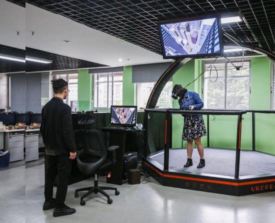 虚实梦境通过VR技术模拟高楼场景,让患者逐级暴露在一定高度,以脱敏的方式,治疗恐高症。摄影:润程
