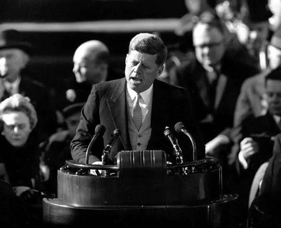 1961年1月20日在华盛顿特区国会山,肯尼迪宣誓就任美国第35任总统