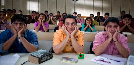 《3 Idiots》|一出生就有人告诉我们 生活是场赛跑,不跑快点就会惨遭蹂躏