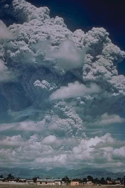 一项计划模拟了火山喷发的场景,其灵感源于 1991 年菲律宾皮纳图博火山喷发。图片来源:Wikipedia