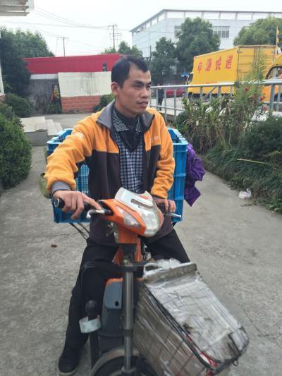 何勇辉:我就有点气,说了一句“你没钱寄快递就不要寄”,后来就没寄成。