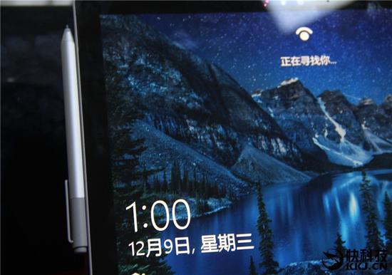 另外,触控笔采用了磁性设计,不用的时候可以直接吸附在Surface Pro 4的侧面,非常方便。