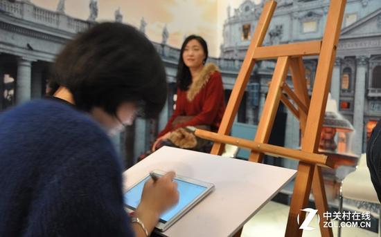 演示现场画师现场为观众进行人像速写
