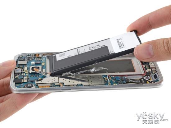 取下三星Galaxy S7 edge电池